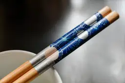 Jak jeść ramen pałeczkami: unikaj błędów i ciesz się smakiem