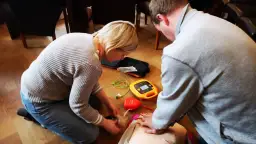 Co to jest BLS pierwsza pomoc i jak może uratować życie?