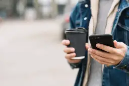 Cyfrowy minimalizm i życie z dwoma aplikacjami zamiast dwudziestu