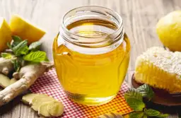 Miód akacjowy – na co pomaga i dlaczego warto go stosować w codziennej diecie