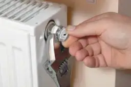 Zapowietrzone grzejniki objawy - jak je rozpoznać i co z tym zrobić