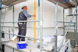 Tynk czy farba na elewacje: co wybrać, by uniknąć kosztownych błędów?