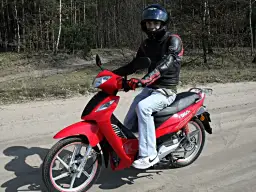 Co lepsze skuter czy motorower: porównanie i różnice kluczowych cech