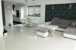 Płytki czy panele w salonie? Porównanie zalet i wad obu rozwiązań