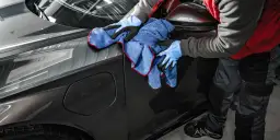 Jak myć auto oklejone folią, aby nie uszkodzić okleiny?