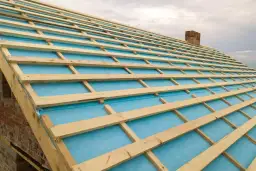 Jak położyć membranę na dach i uniknąć najczęstszych błędów