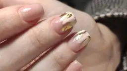 Jak użyć folii do paznokci, aby uzyskać efektowny manicure bez błędów