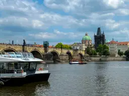 Rejs po Wełtawie - czy warto? Zobacz malownicze widoki i opinie turystów