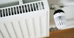 Dlaczego kaloryfery montuje się pod oknem? Odkryj tajemnice efektywnego ogrzewania