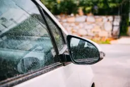 Jak pozbyć się zacieków po myciu samochodu i cieszyć się idealnym lakierem