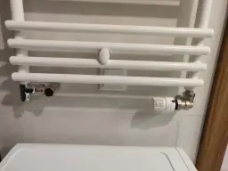Jak zamontować grzałkę do grzejnika łazienkowego: poradnik instalacji krok po kroku