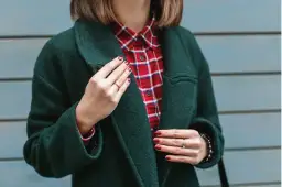 Jaką czapkę do zielonego płaszcza wybrać, aby wyglądać stylowo?