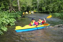 Spływy kajakowe Rospuda – poznaj trasy, ceny i usługi dla Ciebie