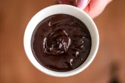 Jak skutecznie zagęścić polewę czekoladową? Proste sposoby na idealną konsystencję