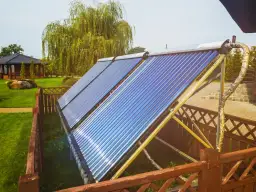 Jak podgrzewać wodę w basenie ogrodowym - tanie i skuteczne metody