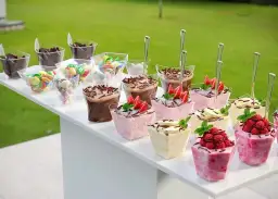 Pudełeczka na mini deserki: estetyczne rozwiązanie dla cukierników