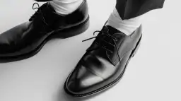 Białe skarpetki do czarnych butów: Modny błąd czy nowy trend?