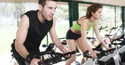 Jak jeździć na rowerze stacjonarnym: unikaj błędów i trenuj skutecznie