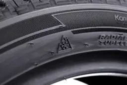 Jak rozpoznać opony wielosezonowe: 5 kluczowych cech i oznaczeń