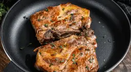 Jak idealnie smażyć karkówkę na patelni, unikając przypalenia