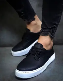 Czarne sneakersy męskie: 7 stylizacji, które musisz znać