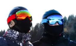 Najlepsza czapka na narty: jak wybrać ciepłą, wodoodporną i dopasowaną do kasku