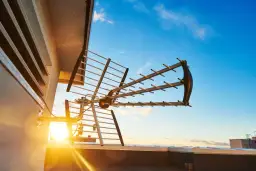 Ile kosztuje montaż anteny naziemnej? Sprawdź, co wpływa na cenę