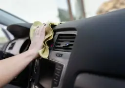 Jak skutecznie wyczyścić kokpit w samochodzie bez uszkodzeń?