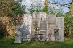 Co zrobić ze starych drzwi? 10 kreatywnych pomysłów na nowe życie