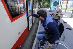 Czy wózek inwalidzki jest pojazdem? Sprawdź swoje prawa na drodze