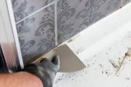 Jak pozbyć się starego silikonu: skuteczne metody usuwania bez wysiłku