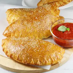 Calzone z gotowego ciasta na pizzę - idealny pomysł na obiad