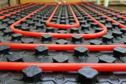 Ile kosztuje ogrzewanie podłogowe? Sprawdź, co wpłynie na ceny