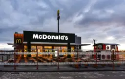 Ile kosztuje wybudowanie McDonald's? Poznaj szacunkowe wydatki i wymagania.