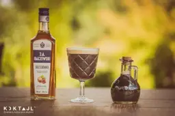 Najlepsze drinki z orzechówką, które zaskoczą Twoich gości