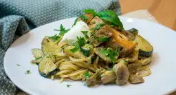 Najlepszy przepis na makaron z tofu i cukinią: szybki i prosty obiad