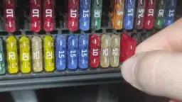 Bezpieczniki do oświetlenia: uniknij awarii i zagrożeń elektrycznych w domu