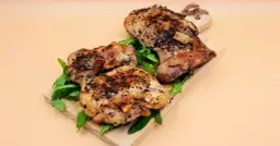 Jak długo dusić udka z kurczaka, by były soczyste i aromatyczne?