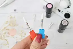 Jak naprawić manicure hybrydowy - skuteczne sposoby na problematyczne paznokcie