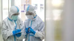 Objawy Omikrona u zaszczepionych: co musisz wiedzieć?