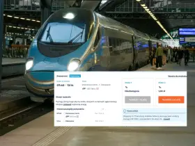 Nowoczesny pociąg na dworcu, obok ekran z ofertą biletów do Zakopanego.