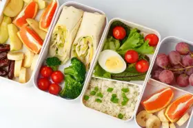 Catering dietetyczny co to? Poznaj zalety i funkcje diety pudełkowej