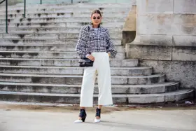 Elegancka stylizacja z białymi kulotami i tweedową marynarką. Dowiedz się, jak nosić kuloty zimą, by wyglądać stylowo i czuć się komfortowo.