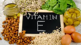 Mandorle, semi, spinaci, olive e uova: alimenti ricchi di vitamina E per una dieta sana.