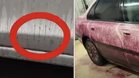 Bilens sida täckt av lila vätska, en flygrostlösare som visar sin effekt.