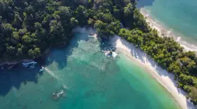 Rajskie kostaryka plaże otoczone bujną zielenią, z turkusową wodą i białym piaskiem. Idealne miejsce na relaks.