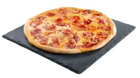Ile cm ma pizza XXL w Domino's? Sprawdź jej ogromny rozmiar!