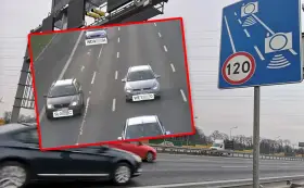 Znak ograniczenia prędkości do 120 km/h i fotoradar. Na nagraniu z kamery widać samochody na drodze, które mogą otrzymać mandat z fotoradaru.