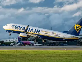 Samolot Ryanair startuje. Pamiętaj, że kara za niestawienie się na lot może być wysoka.
