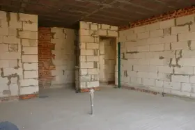 Budowa domu: na czym stawiać ścianki działowe z bloczków gazobetonowych i cegły. Widok wnętrza z sufitem z pustaków.
